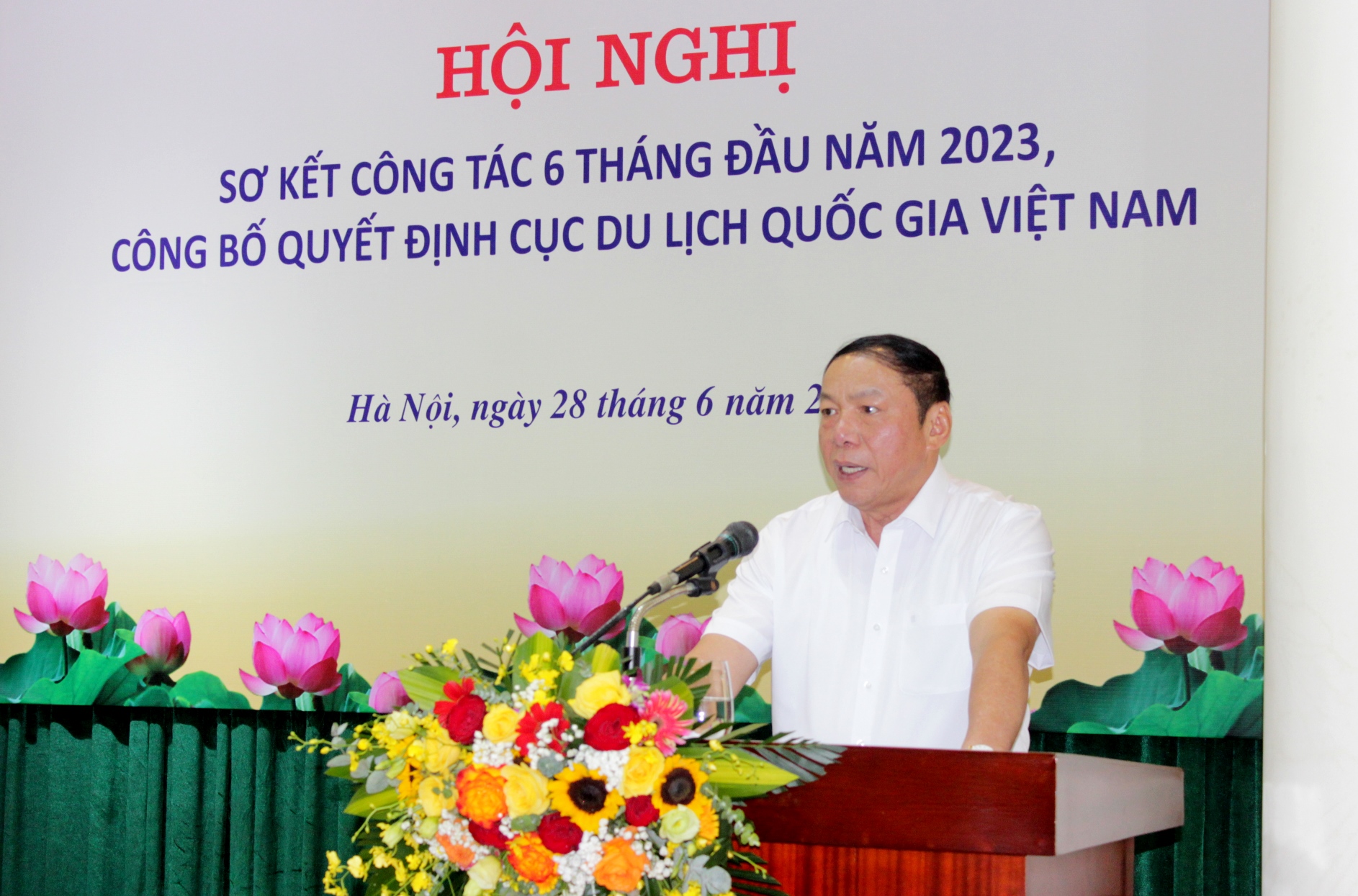 Bộ trưởng Bộ Văn hóa, Thể thao và Du lịch Nguyễn Văn Hùng phát biểu tại Hội nghị